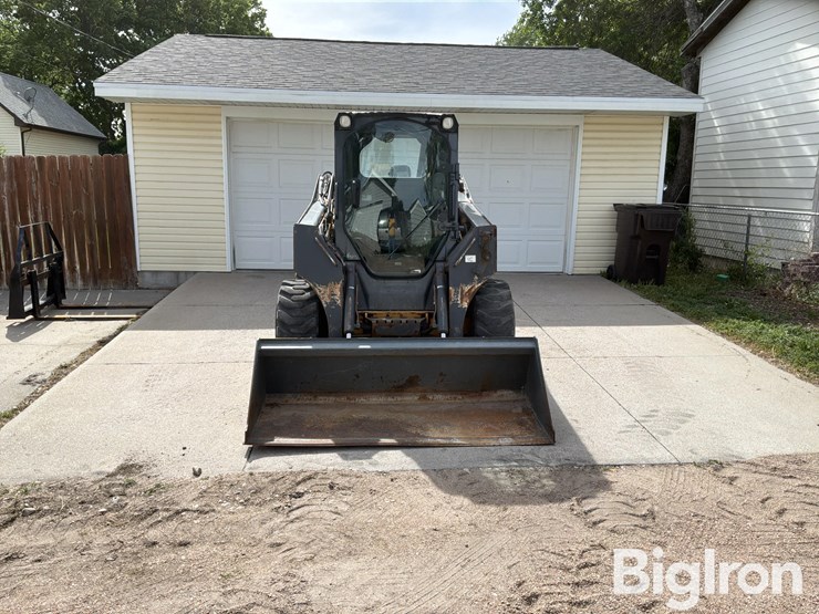 2014-deere-320e-image-2