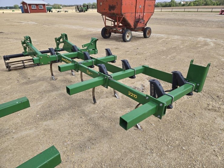 john-deere-2210-image-4