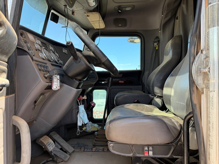 2013-peterbilt-384-image-7