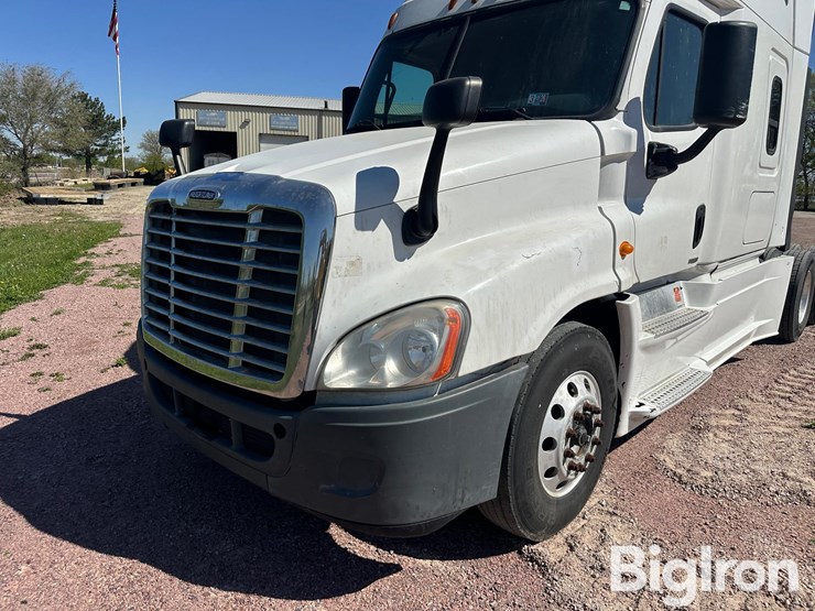 2015-freightliner-cascadia-125-image-16