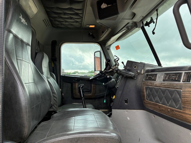 2016-freightliner-coronado-122-sd-image-12