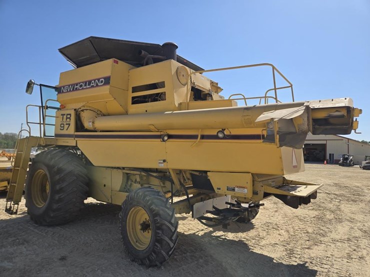 new-holland-tr97-image-8