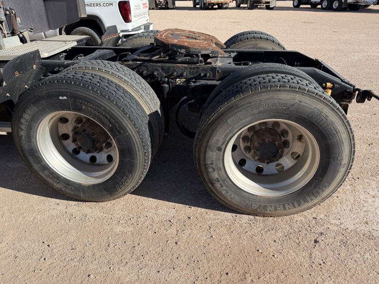 2013-peterbilt-384-image-6