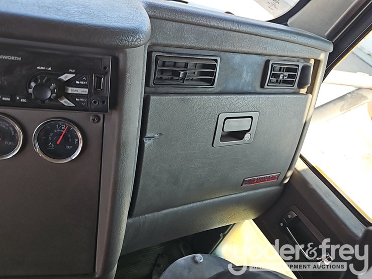 2016-kenworth-t300-image-25