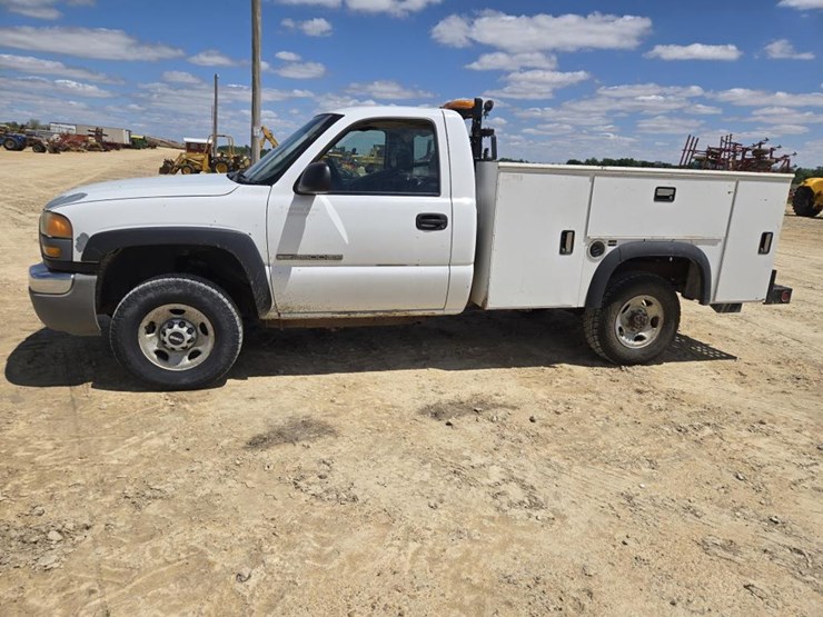 2006-gmc-sierra-2500hd-image-2