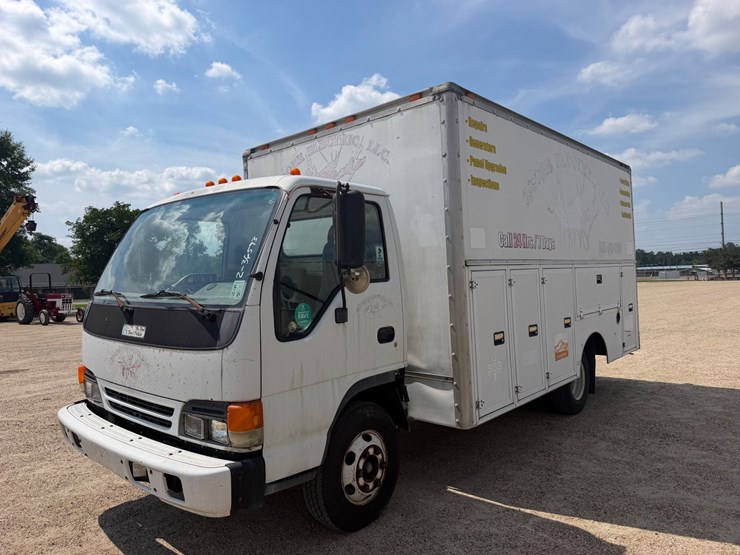 2005-isuzu-npr-image-1