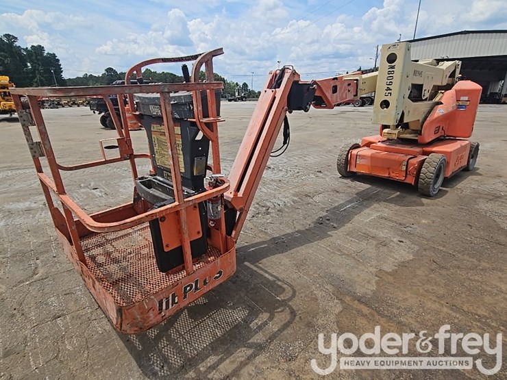 2011-jlg-e400ajpn-image-1