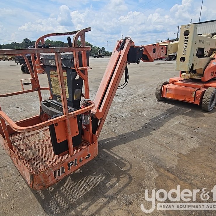 2011 JLG E400AJPN