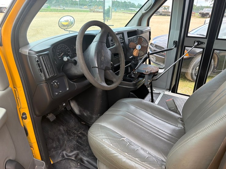 2004-gmc-3500-image-8