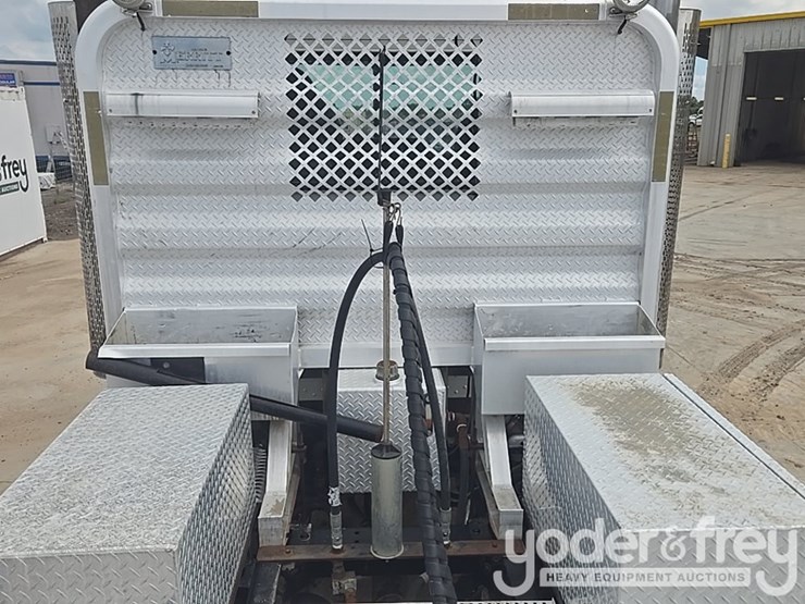 2010-peterbilt-367-image-29