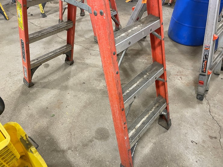 #4587-•-louisville-fiberglass-step-ladder-image-3