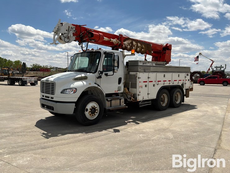 2010-freightliner-m2-106-image-1