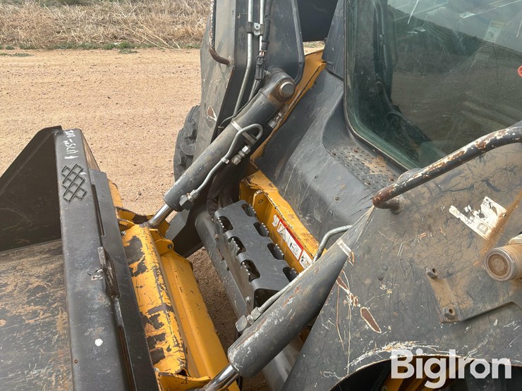 2017-deere-324e-image-14