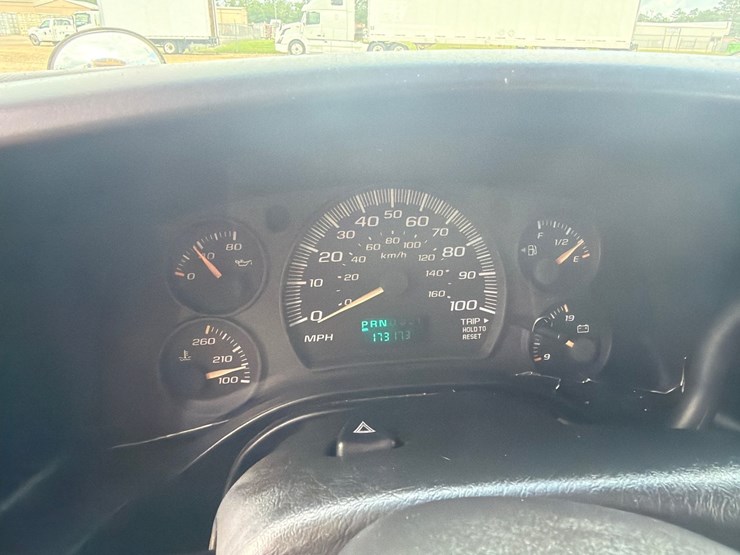 2004-gmc-3500-image-7