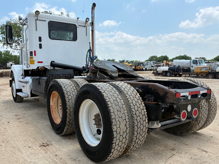 2015-freightliner-coronado-122-sd-image-11