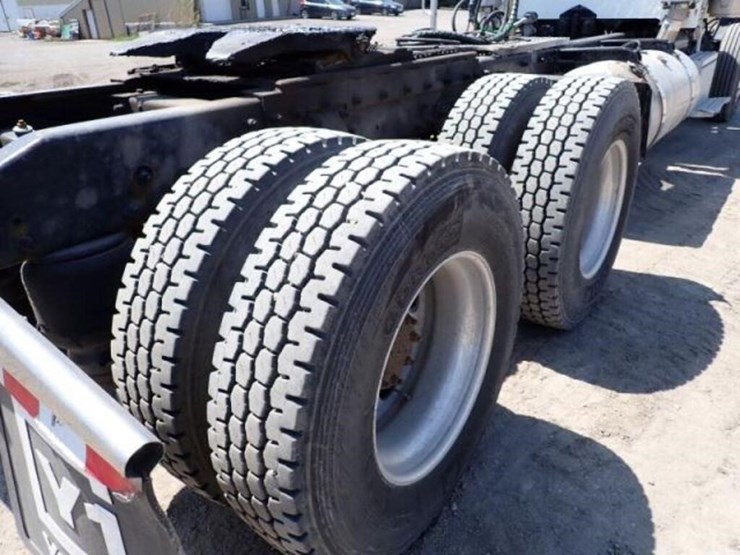 2004-peterbilt-379-image-56