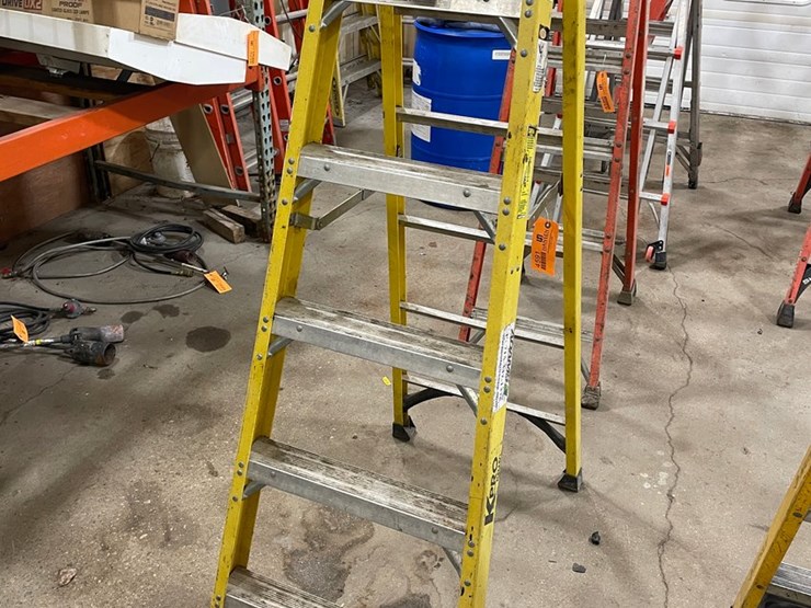 #4591-•-keller-fiberglass-step-ladder-image-1