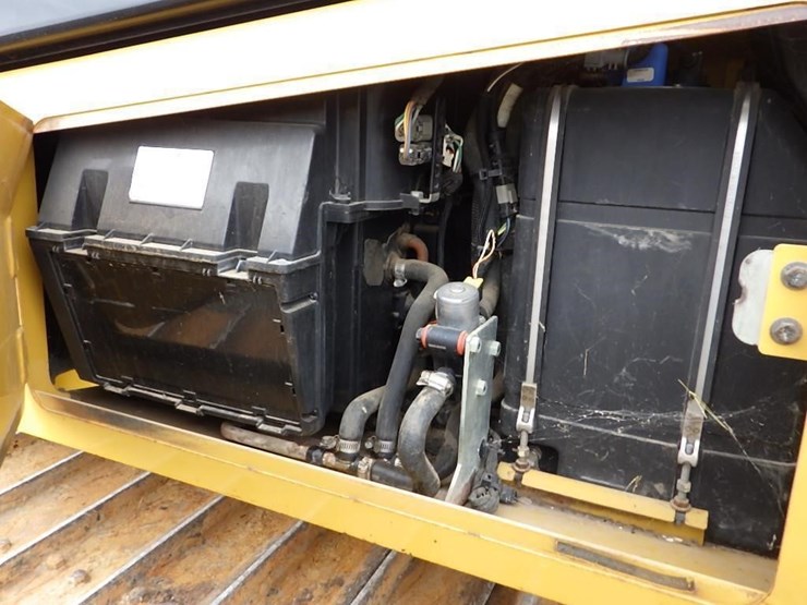 2015-caterpillar-d4k2-lgp-image-11