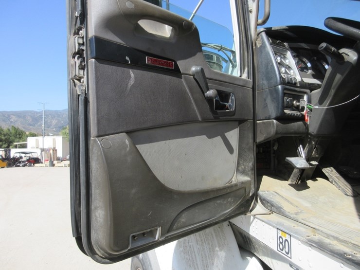 2013-kenworth-t800-image-17