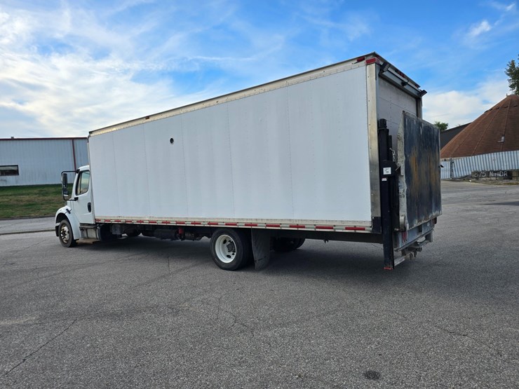 2014-freightliner-m2-106-image-18