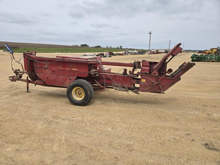 new-holland-320-image-15