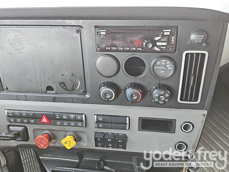 2019-freightliner-cascadia-125-image-40