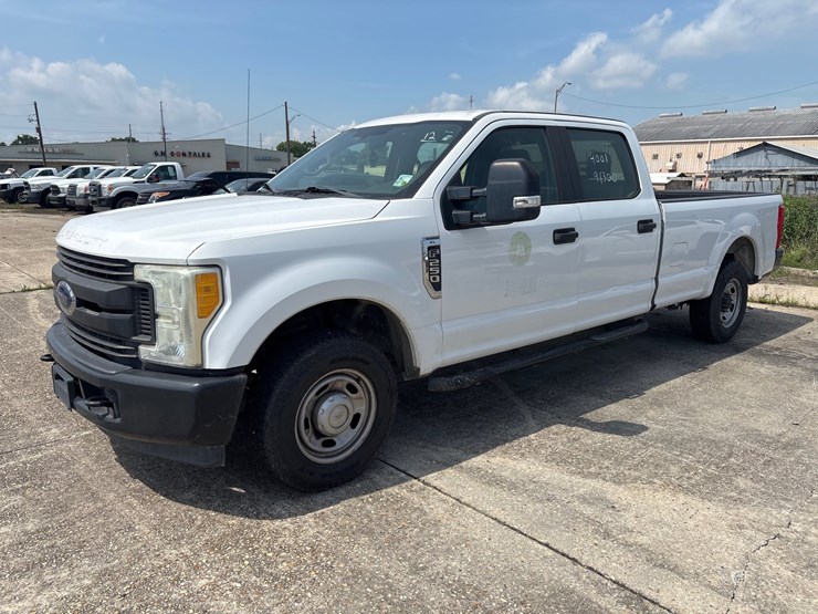 #12-•-2017-ford-3/4-ton-truck-image-1