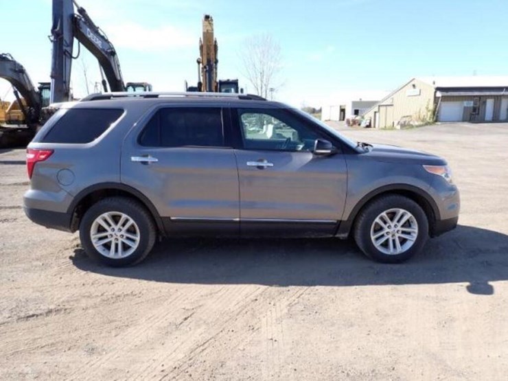 2014-ford-explorer-xlt-image-4
