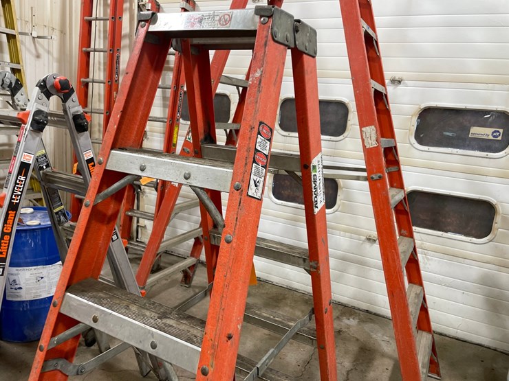 #4587-•-louisville-fiberglass-step-ladder-image-4