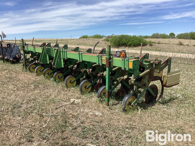 john-deere-885-image-1