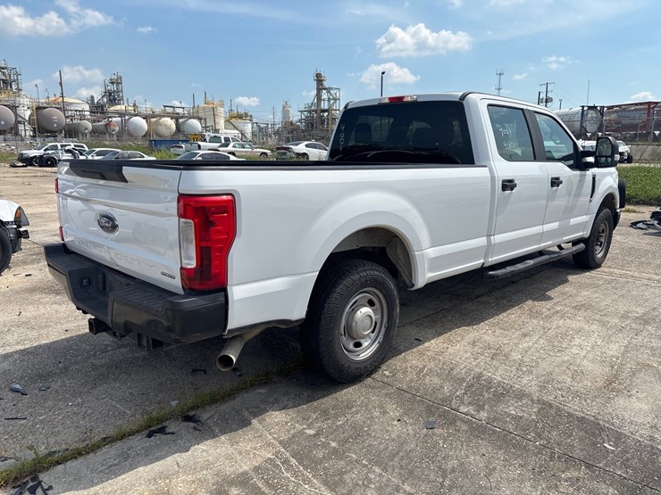 #12-•-2017-ford-3/4-ton-truck-image-3