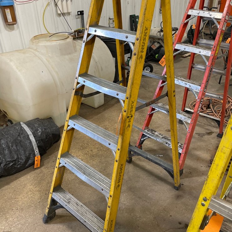 #4592 • Husky Fiberglass Step Ladder