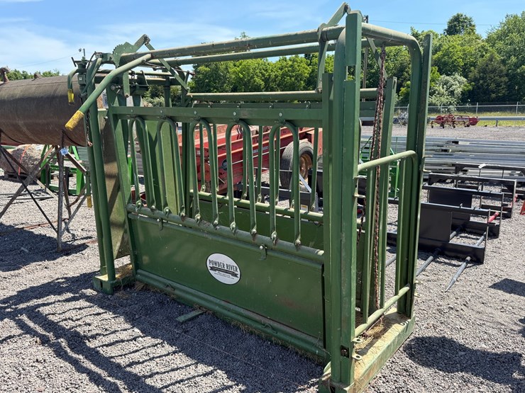 #92-•-powder-river-squeeze-chute-w/automatic-head-gate-image-1