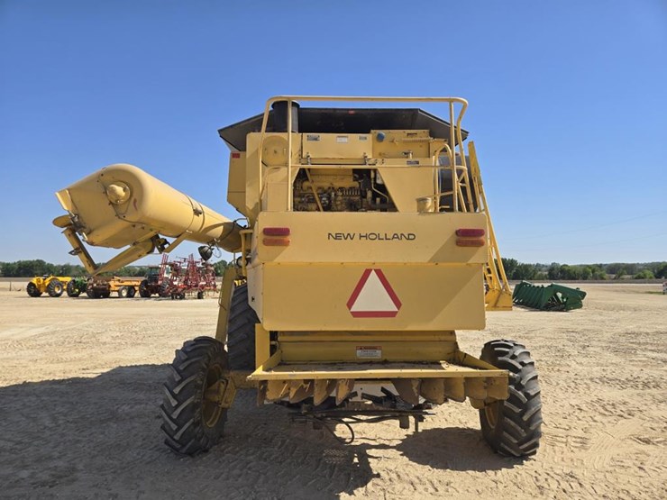 new-holland-tr97-image-9