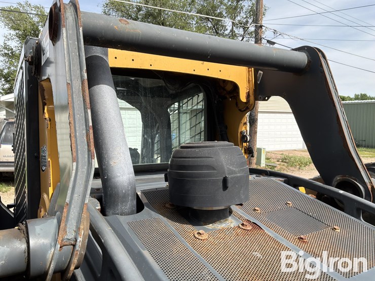 2014-deere-320e-image-17