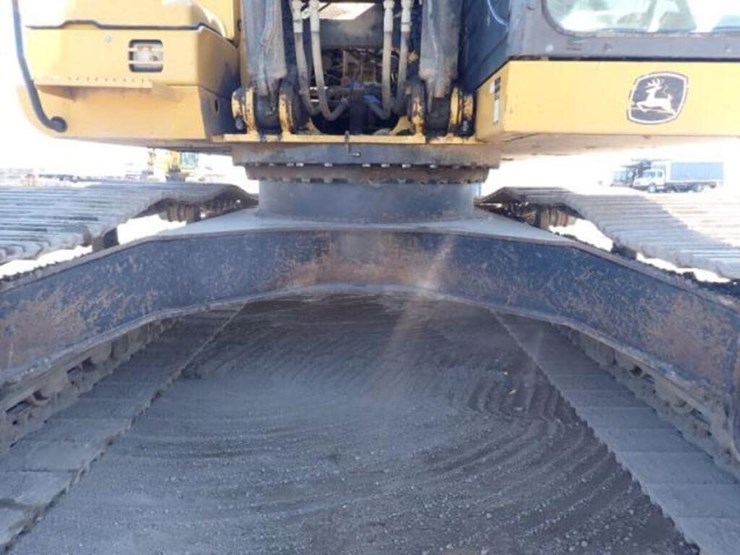 2017-deere-250g-lc-image-36