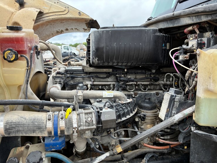 2016-freightliner-coronado-122-sd-image-13
