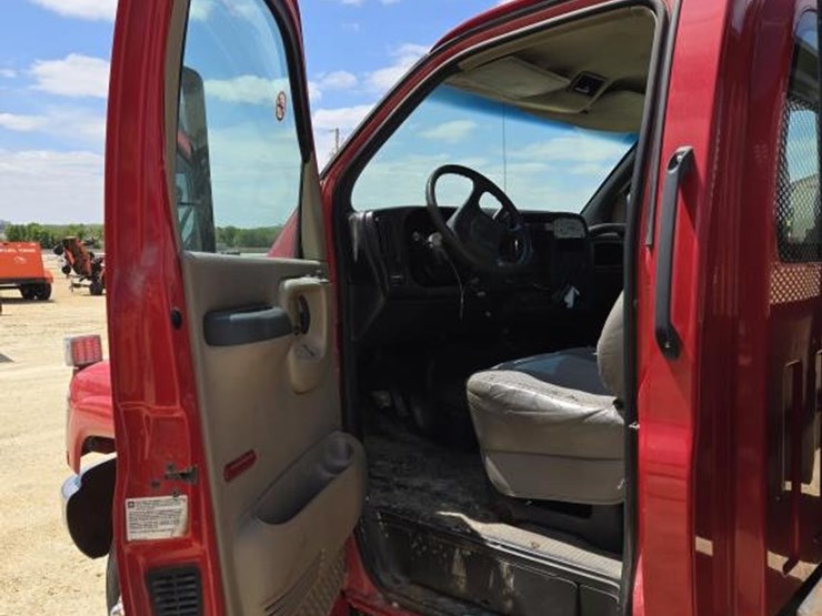 2003-gmc-5500-image-19