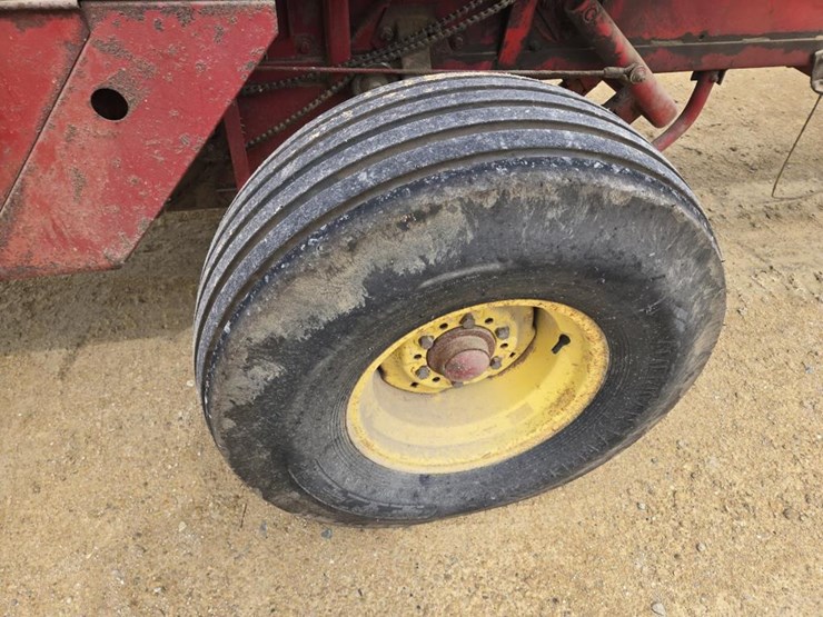 new-holland-320-image-16