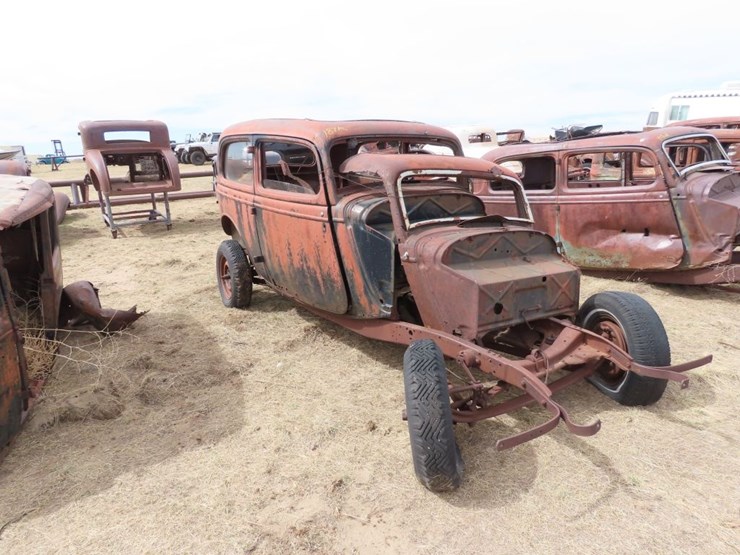 1934-ford-2dr-sedans-for-project,-rod-or-parts-image-1