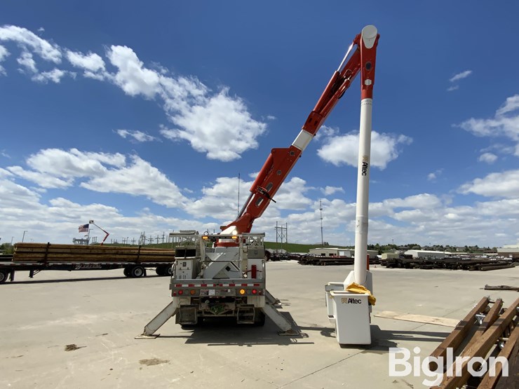 2015-freightliner-m2-106-image-15