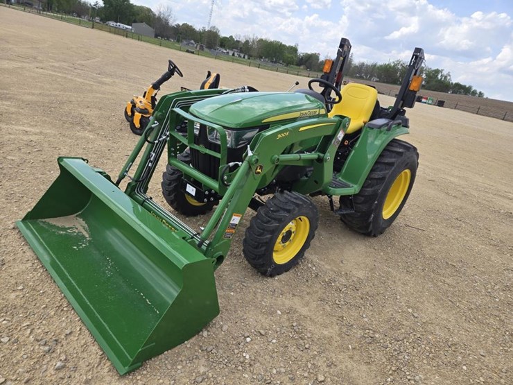 2025-john-deere-3032e-image-1