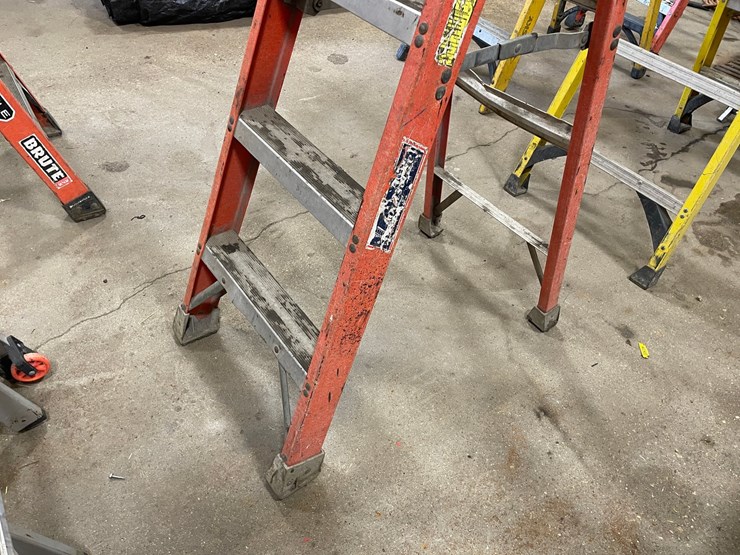 #4590-•-louisville-fiberglass-step-ladder-image-3