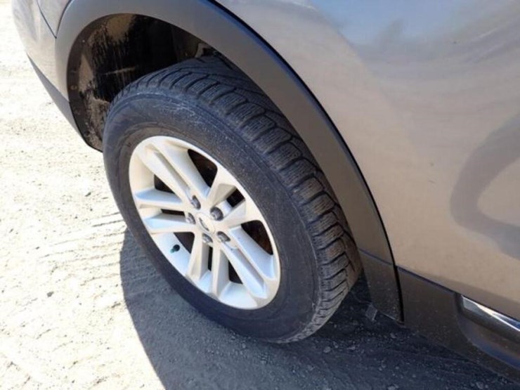 2014-ford-explorer-xlt-image-39