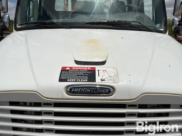 2010-freightliner-m2-106-image-11
