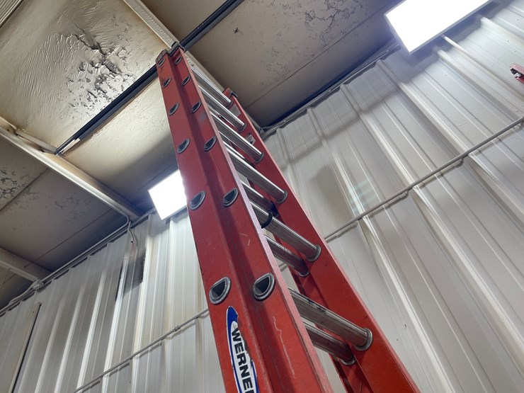 #4581-•-werner-fiberglass-extension-ladder-image-5