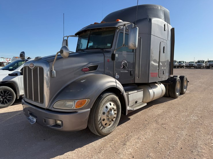 2013-peterbilt-384-image-1