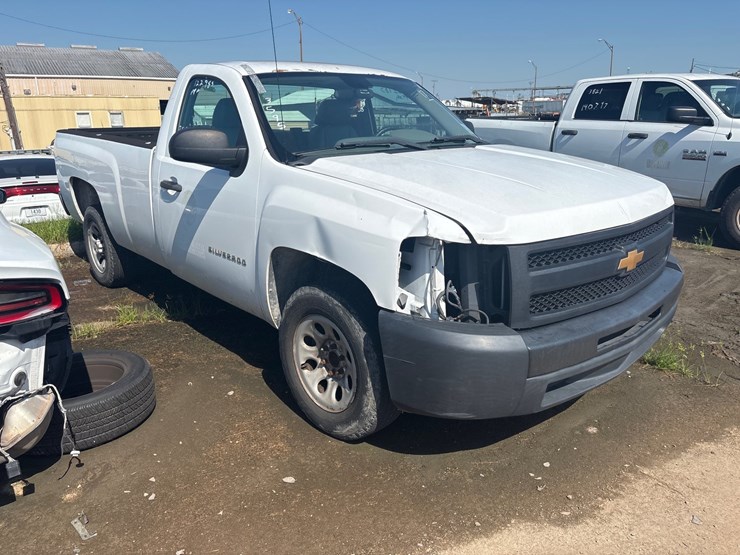 #17-•-2013-chevrolet-1/2-ton-pick-up-truck-image-2