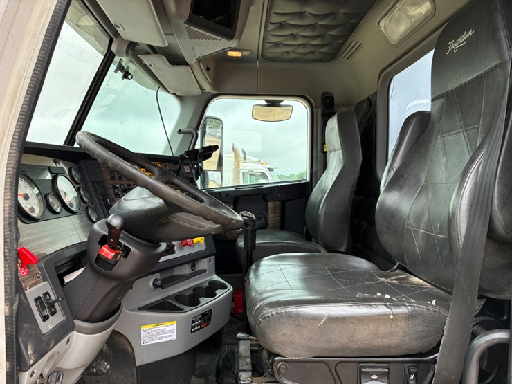 2015-freightliner-coronado-122-sd-image-7