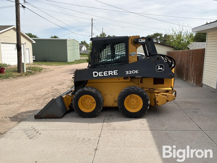 2014-deere-320e-image-8